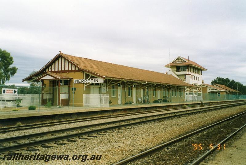 P08446
Merredin, station building, narrow gauge, signal box, standard gauge in foreground, EGR line.
