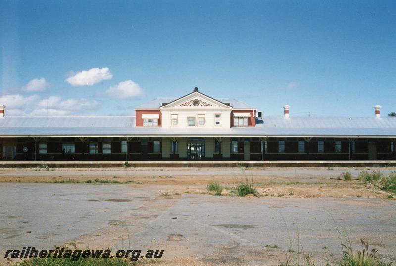 P08565
Geraldton, station building, station building, platform, view from rail side, NR line.
