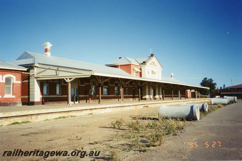 P08581
Geraldton, station building, station building, view from rail side, NR line.
