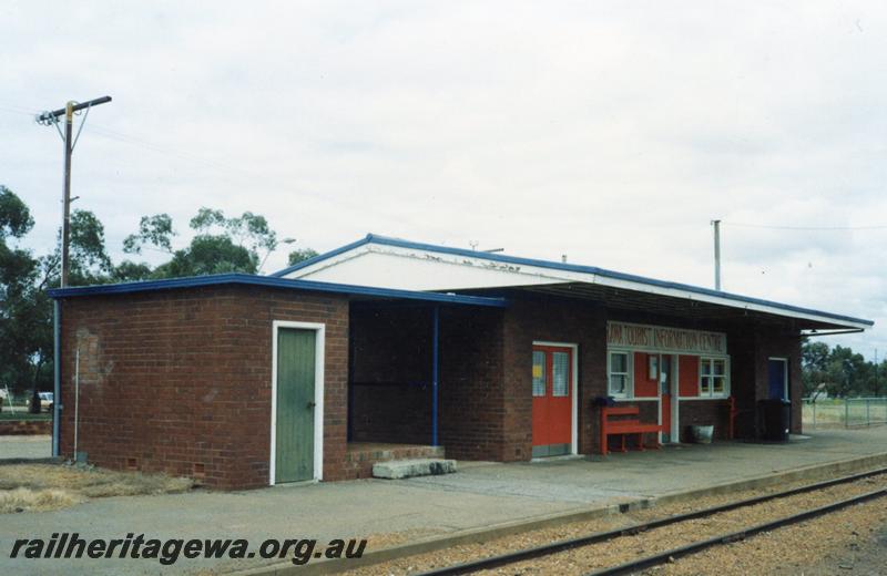 P08605
Morawa, station building, platform, view from rail side, EM line. Morawa Tourist Information Centre.
