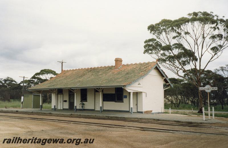 P08659
Station building, platform, nameboard, scales on platform, Gnowangerup, view from rail side, TO line.

