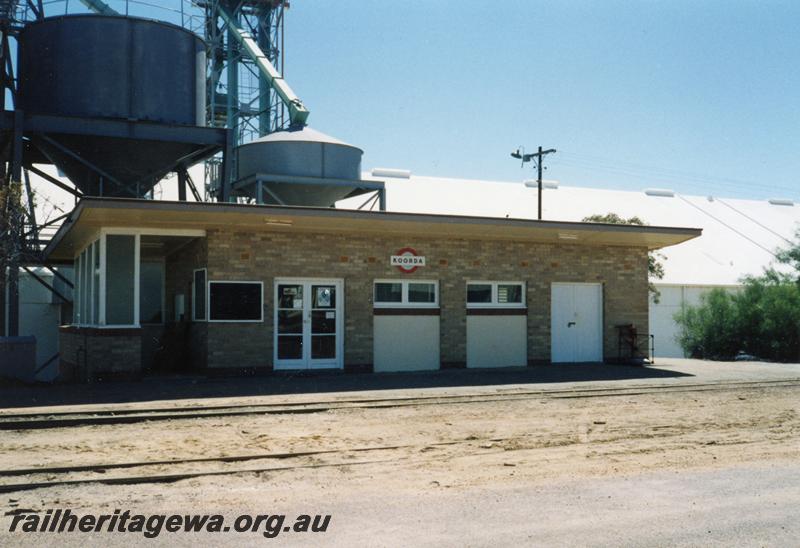 P08661
Koorda, station building, view from rail side, scale on platform, wheat bins in background, WLB line, 
