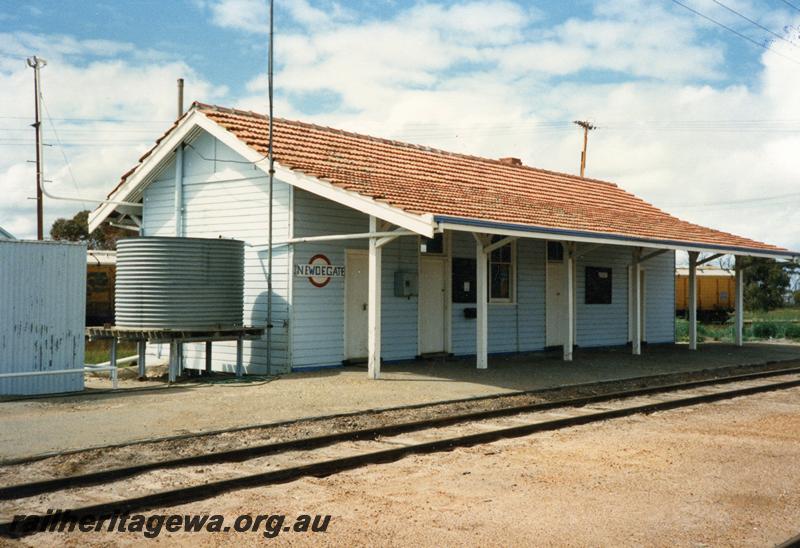P08674
Newdegate, station building, platform, nameboard, view from rail side, wheat wagons in background, WLG line.
