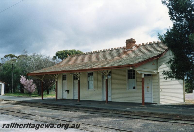 P08679
Quairading, station building, view from rail side, YB line.
