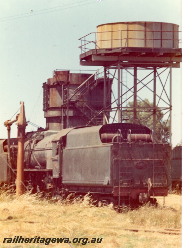 P08706
V class 1210, side and end view of tender, water column, coaling tower, water tower, Scrap yard, Midland
