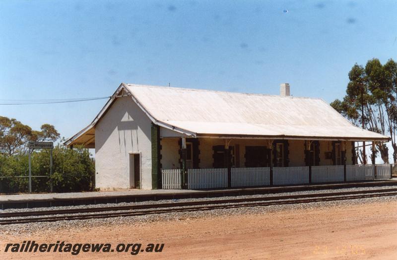 P08742
Station building, Mingenew, MR line, out of use with fence along platform edge
