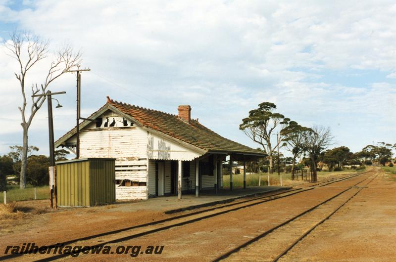 P08821
Station building, Gnowangerup, TO line, end and trackside view
