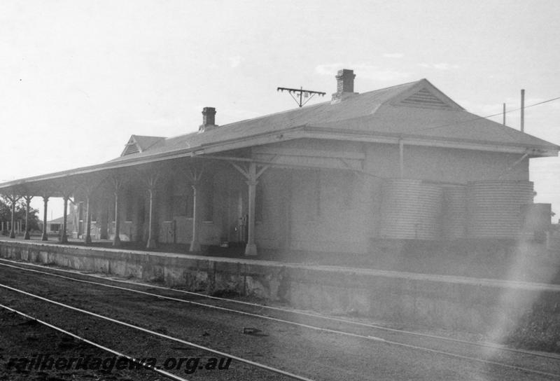 P08833
Station building, Yalgoo, NR line, trackside and end view. platform
