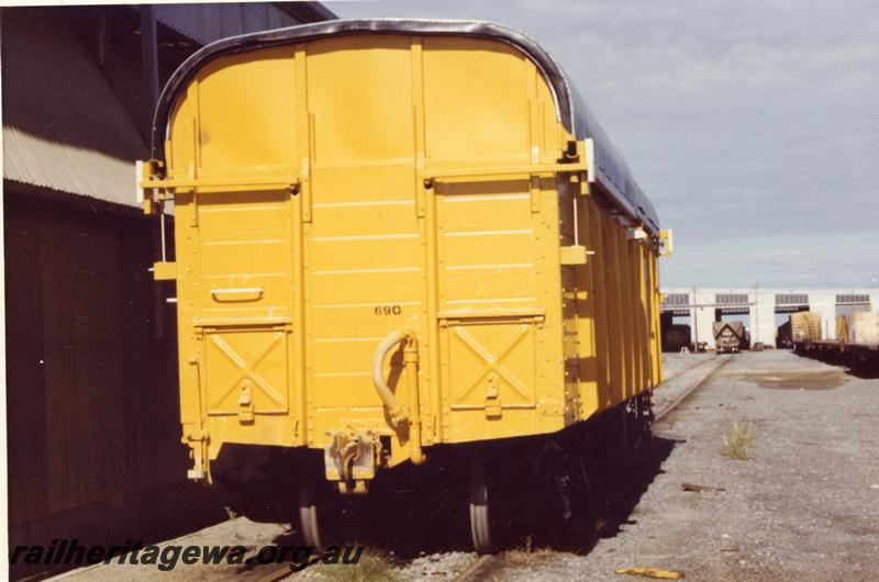 P08915
RCA class 23966-N with corrugated iron sliding roof, end view
