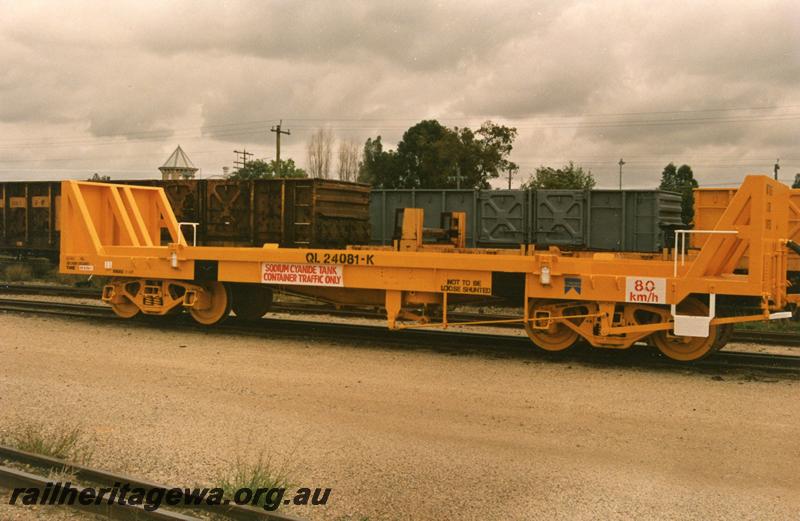 P08916
QL class 24081-K, flat wagon with end bulkheads for 