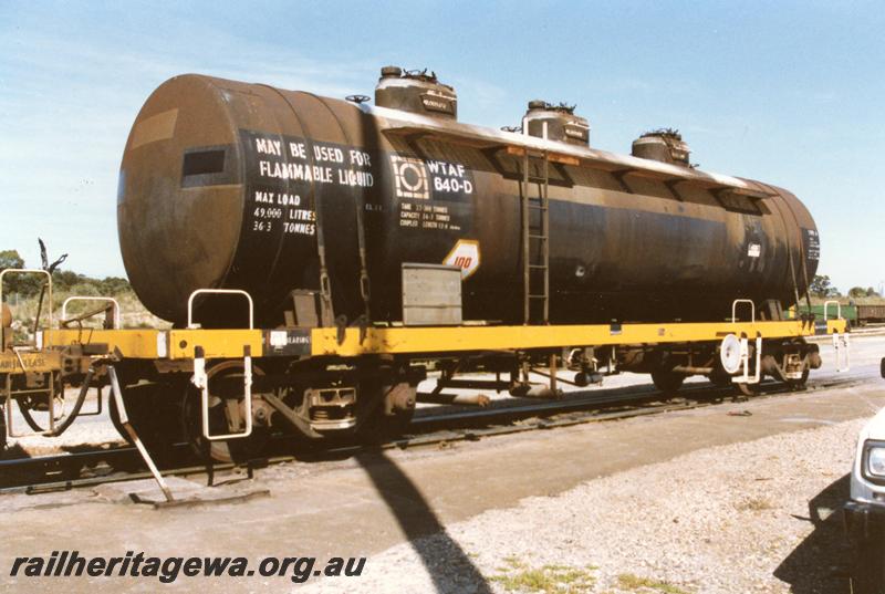 P08943
WTAF class 640-D standard gauge tank wagon, end and side view
