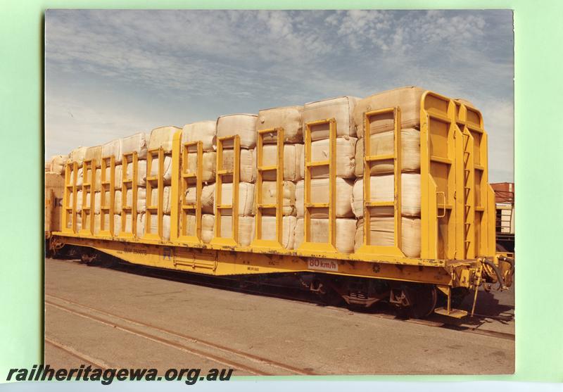 P08979
QUW class 25007-B wagon adapted to transport wool bales, side and end view, loaded with bales.
