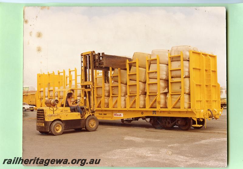 P08980
QUW class wagon adapted to transport wool bales, side and end view, being loaded or unloaded with bales.
