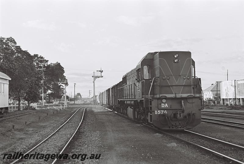 P08985
DA class 1574, Katanning, GSR line, crew member in readiness to change the staff, heading south on a goods train
