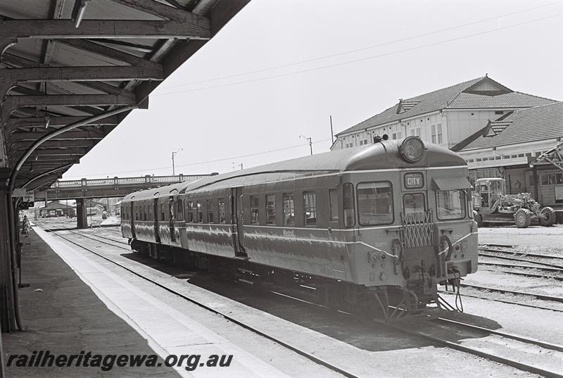 P08999
ADA class 765 coupled to an ADG class railcar, Perth Station
