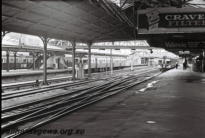 P09000
Railcar sets in Perth Station, overall view taken from Platform 1 looking towards Platform 6 and the Barrack Street Bridge
