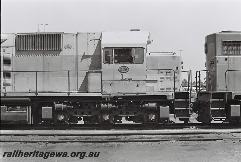 P09010
L class 275, Forrestfield Yard, side view of cab.
