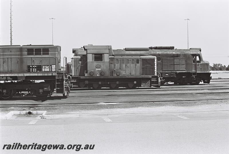 P09015
B class 1605 between a M class and a X class, Forrestfield Yard, side view
