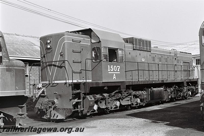 P09054
A class 1507, Bunbury loco depot, front and side view
