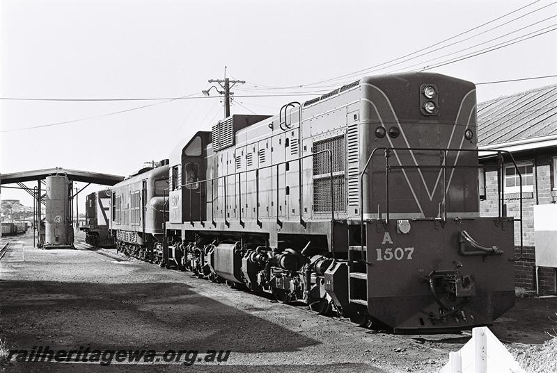 P09057
A class 1507, refuelling facility, Bunbury loco depot, side and end view

