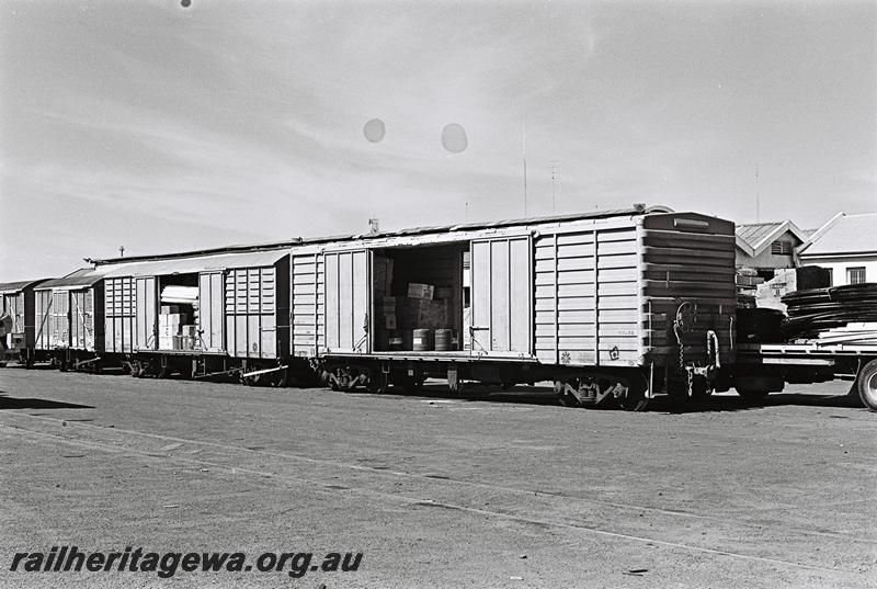 P09072
VG class 23373, VH class 21759 with doors open, Bunbury, side and end view
