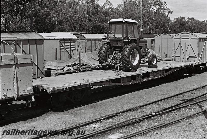 P09074
QUA class 25164 with tractor on board, end and side view.
