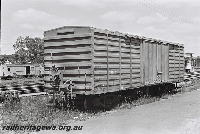P09076
VH class 21754, Narrogin, GSR line, end and side view, signal box in the background.
