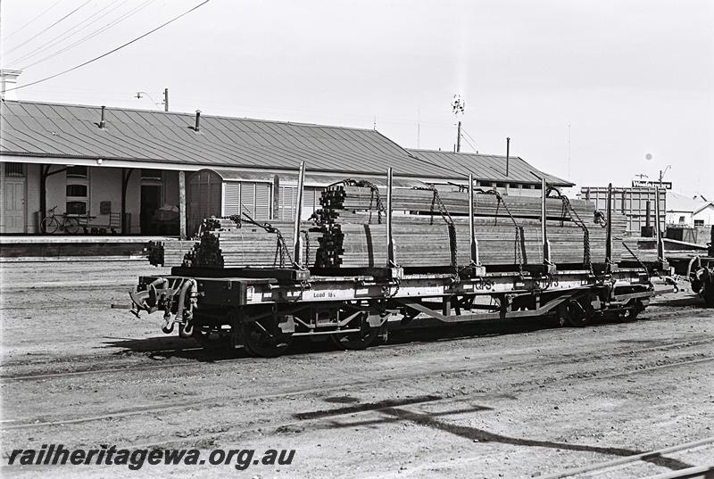 P09087
QPS class 1673, bogie bolster wagon with timber load, end and side view
