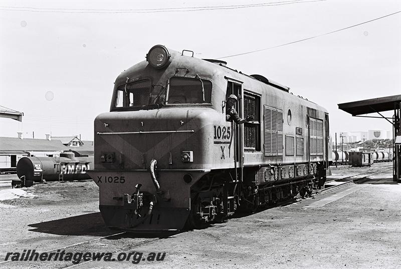 P09089
X class 1025, Bunbury loco depot, front and side view.

