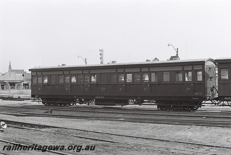 P09097
ACM class 33 carriage coupled to other carriages from the 