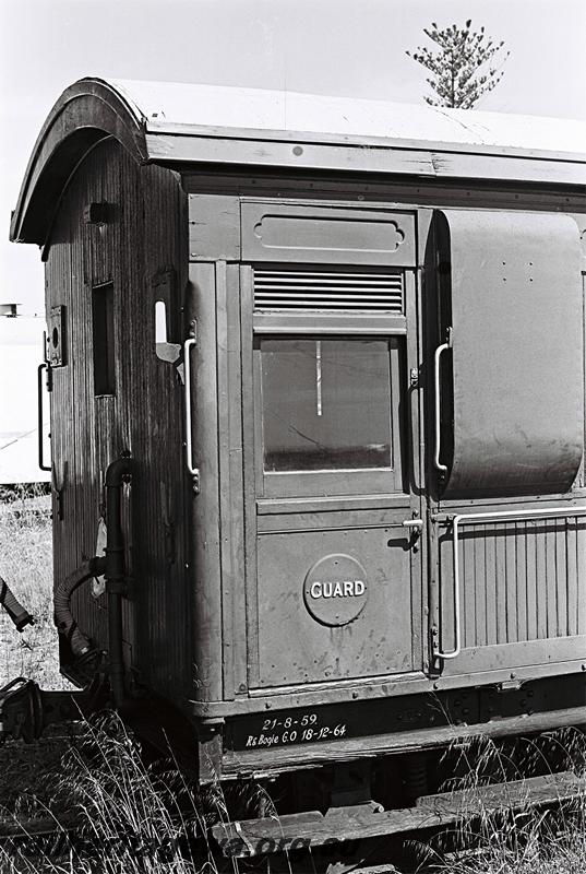 P09103
AU class 218, side and end view of the guards compartment.
