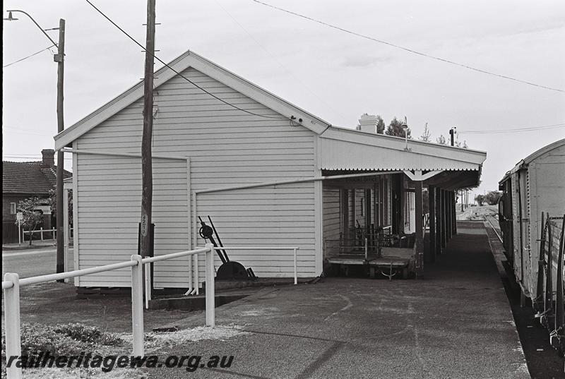 P09124
Station building, lever frame, Busselton, BB line, end view of the building
