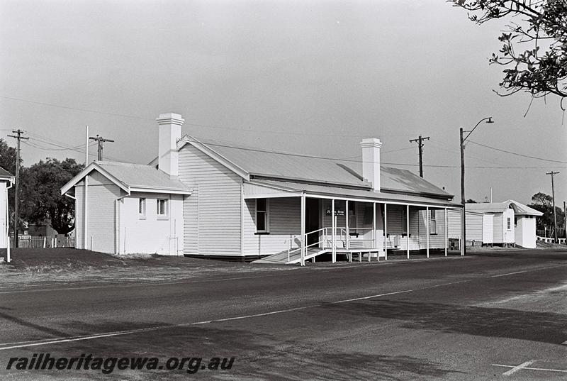 P09126
Station buildings, Busselton, BB line, end and rear view
