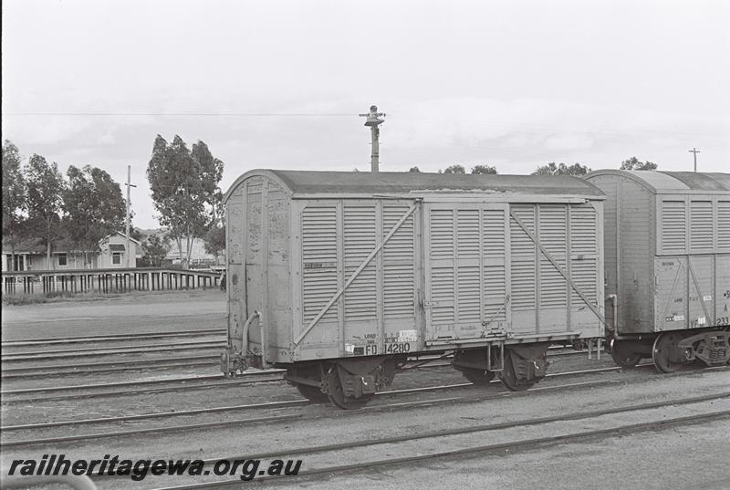 P09151
FD class 14280 louvered van, end and side view

