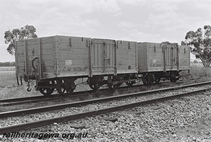 P09158
GE class 11675, GE class 12304 open wagons, end and side view
