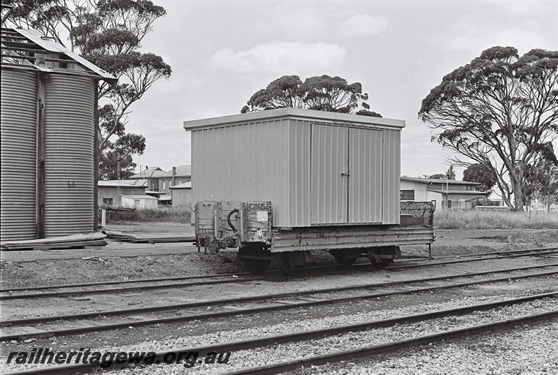P09173
HC class 21615 with shed on board, Moora, MR line end and side view
