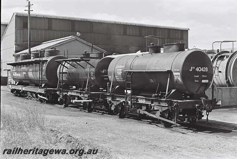 P09180
JOA class 10071, JOA class 40428 tank wagons for distillate, Narrogin loco depot, GSR line, side and end view
