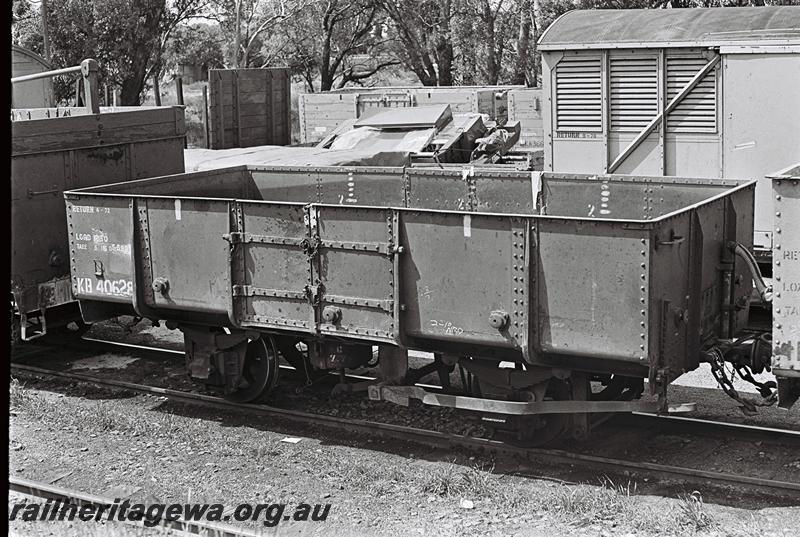 P09194
Ex MRWA KB class 40628, Narrogin, GSR line, side and end view.
