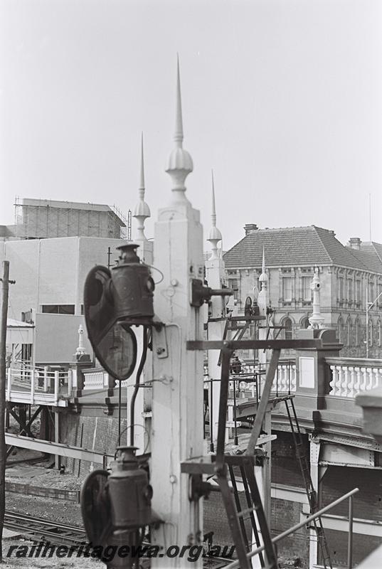 P09247
Signal, Perth station, rear view shows finial, lamps, spectacle plates and top of ladder
