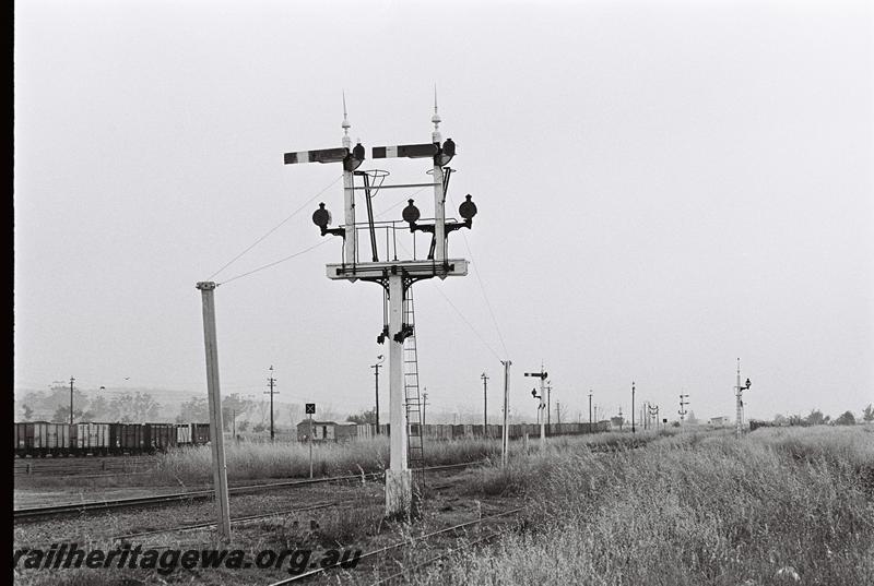 P09252
Bracket signal with two arms and three shunting dollies, Brunswick Junction, SWR line, front view
