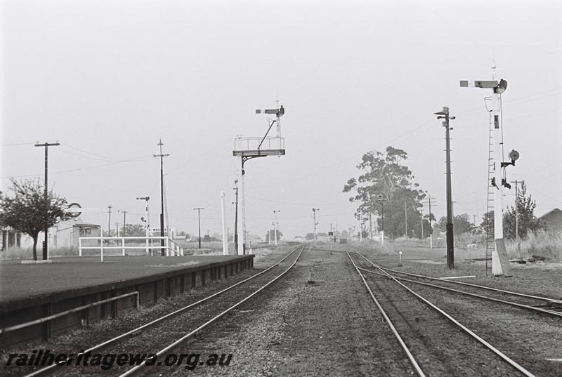 P09253
Signals, one with bracket, Brunswick Junction, SWR line, view along the track.
