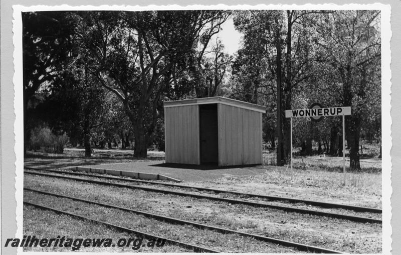 P09414
Wonnerup, shelter shed, low level platform, nameboard, view from rail side. BB line.
