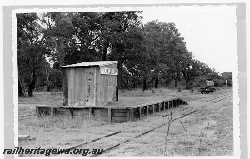 P09417
Tutunup, loading bank, shed, nameboard, water tank in siding. WN line.
