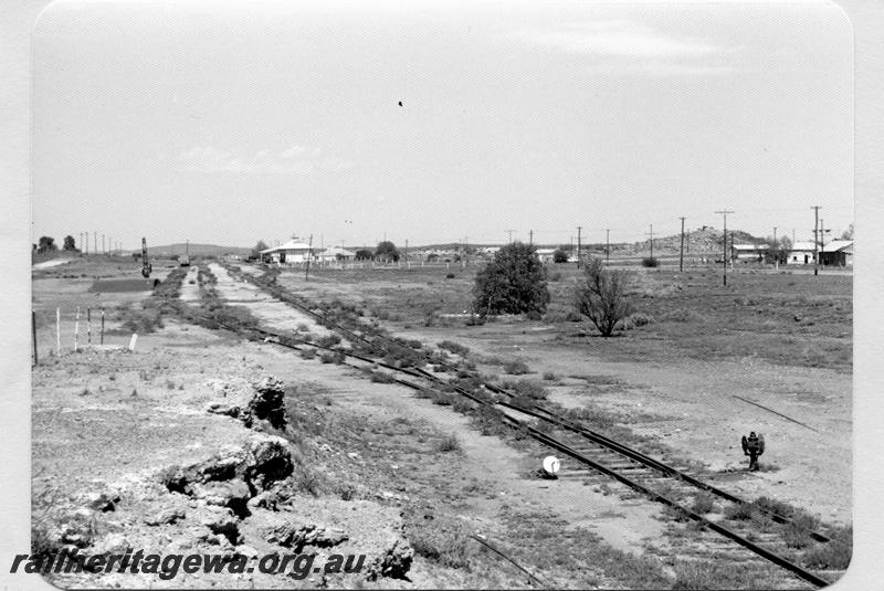 P09516
Cue, overall view of station yard, platform crane, loading bank, station buildings, platform, cheeseknob on loop points, point indicator. NR line.
