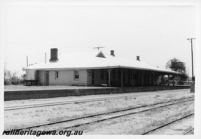 P09531
Station building, Yalgoo, NR line, end and trackside view

