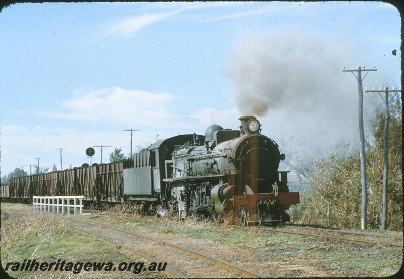 P09589
PMR class 725 on 26 Goods, leaving Pinjarra. SWR line. Seven loaded XA class coal hoppers behind the loco
