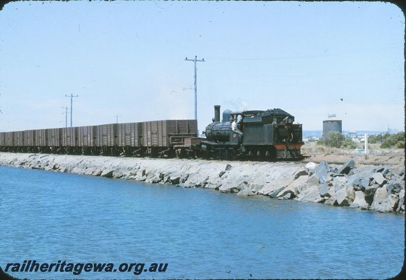 P09593
G class 117 on the causeway at Bunbury, bringing empty GH class wagons from Bunbury Power House. Note the crew member sitting on his seat outside of the cab.
