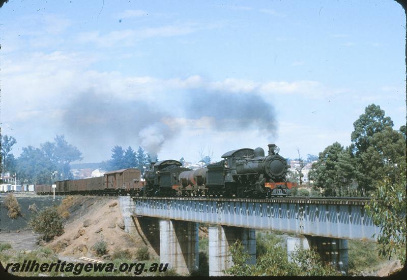 P09596
FS class 460, F class unidentified on 11 Muja Mine and Muja Power House shunter leaving Collie and crossing the steel girder bridge. Water tanks between back to back engines. BN line.

