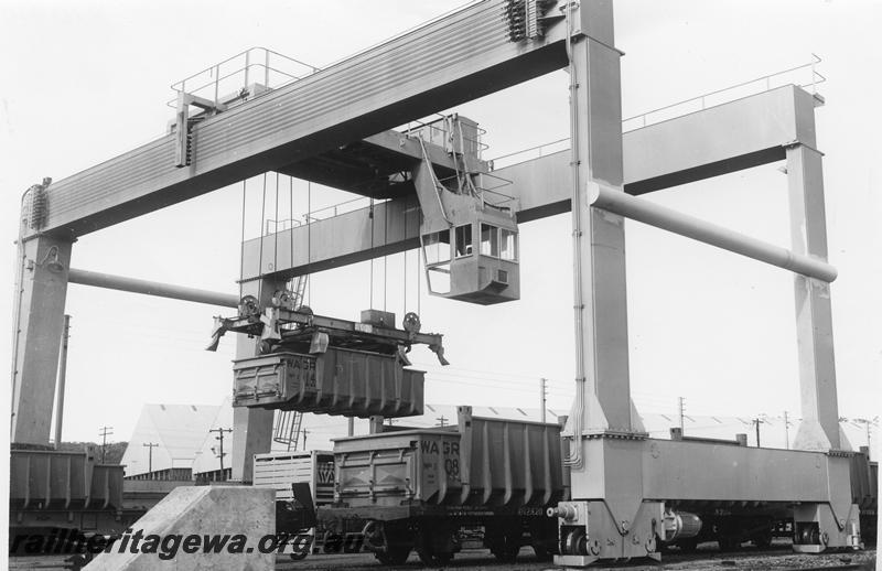 P10010
Transfer gantry crane, Avon Yard, transferring iron ore containers from standard gauge wagons onto narrow gauge wagons
