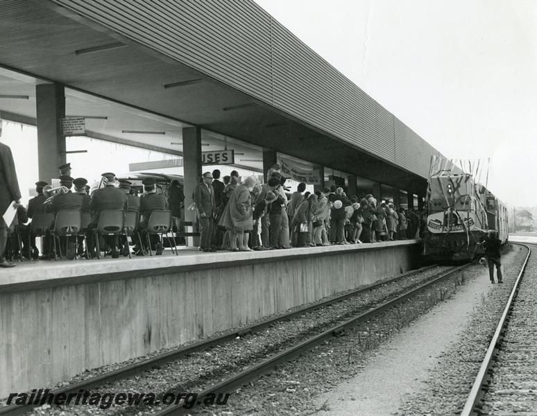 P10014
L class 261, East Perth Terminal, Arrival of the Railways of Australia Discovery Tour, loco bursting through banner, crowd on platform
